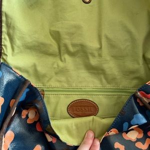 Fossil keeper flip bag in dark turquoise with bristly patterned flowers